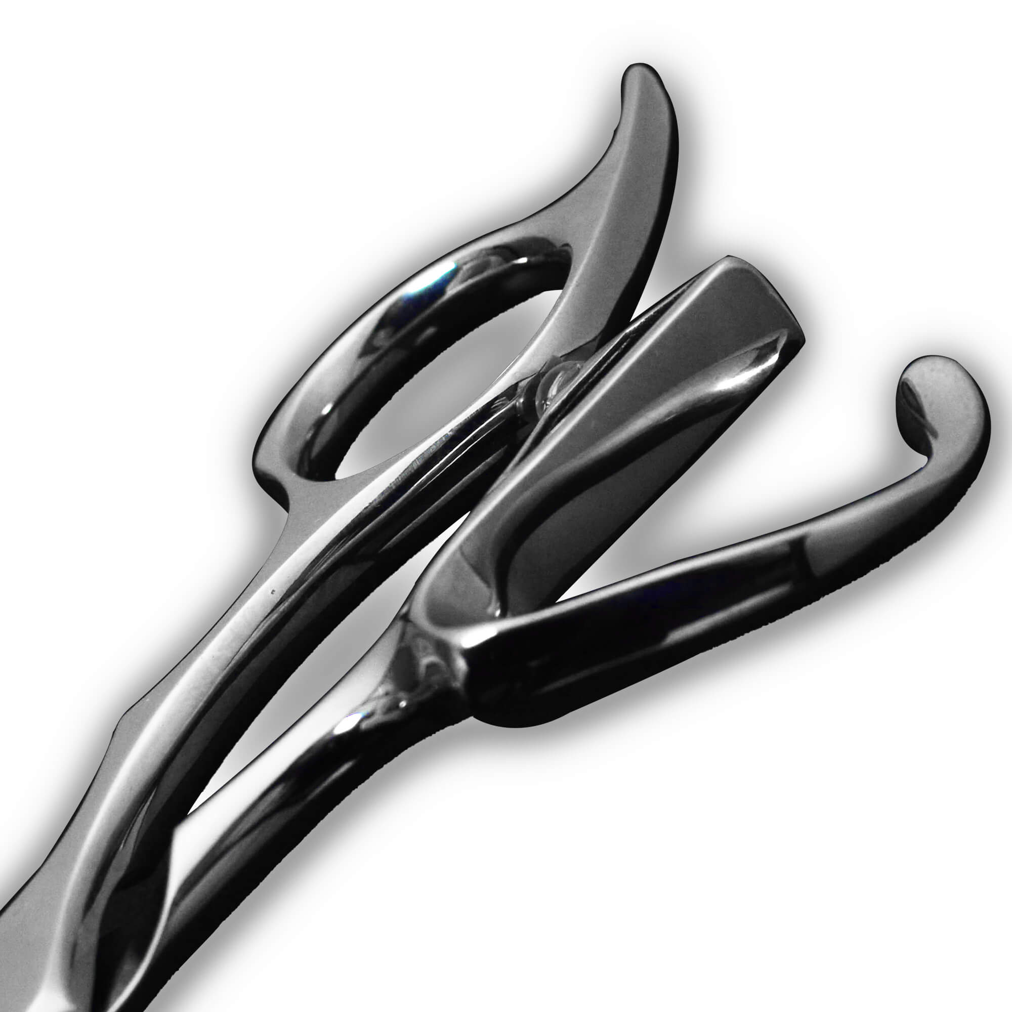 Gros plan sur le manche sculpté des ciseaux de coiffure Osaka Fade Series, montrant les anneaux ergonomiques ajourés et le repose-doigt incurvé, conçus pour une prise en main précise et un confort maximal pendant la coupe.