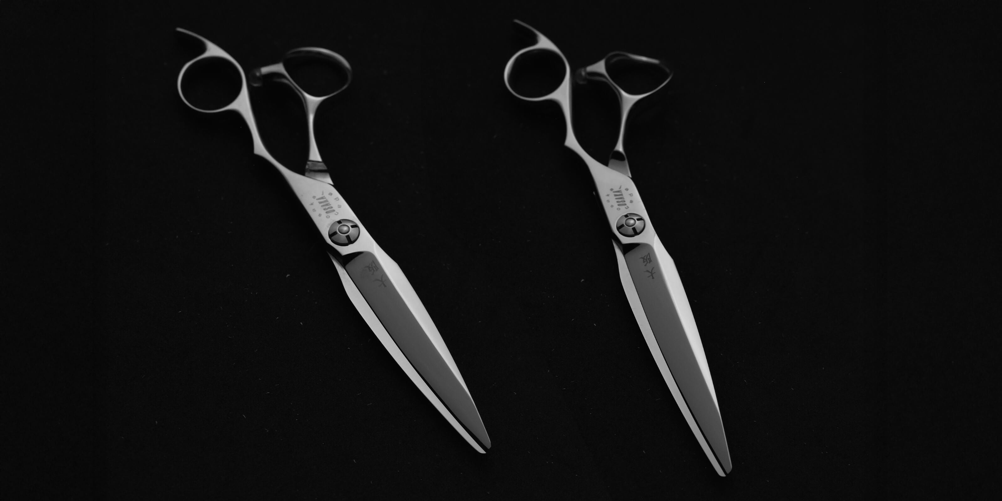 Vue d’ensemble des ciseaux OSAKA IKA disponibles en plusieurs tailles (5.8", 6.3"), illustrant leur design élégant et leur ergonomie professionnelle.