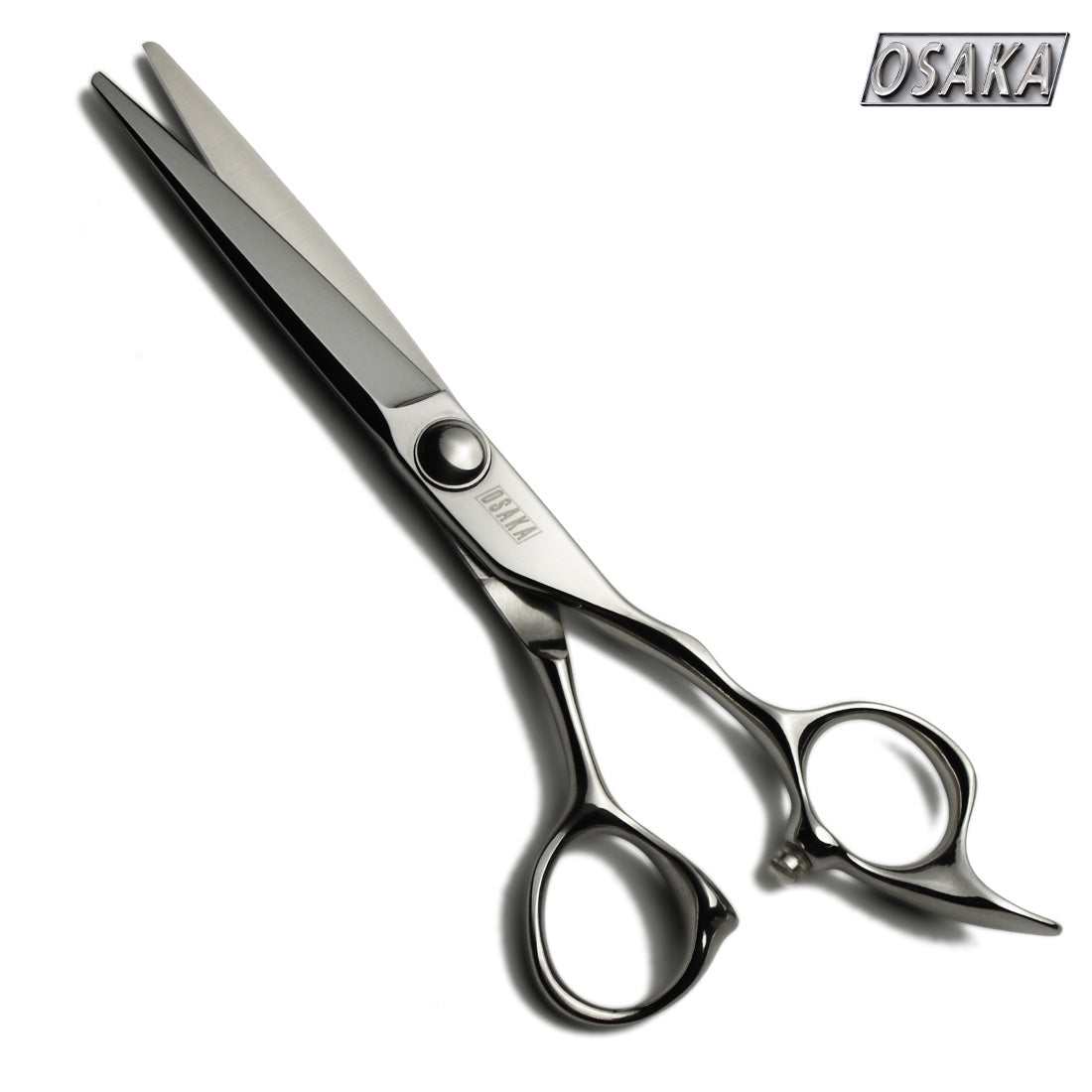 Ciseaux de coiffure OSAKA IVY avec manche ergonomique asymétrique et lame droite en acier inoxydable, adaptés à une coupe précise et confortable.