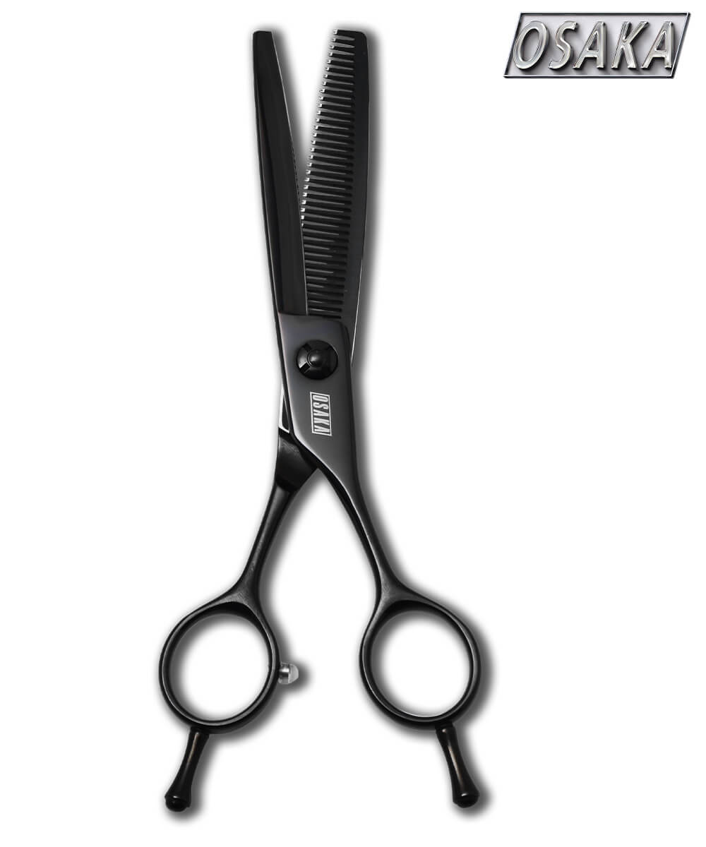 Ciseaux sculpteurs OSAKA JK Noir, finition noire mate, 30 dents effileuses et manche ergonomique, idéals pour texturiser les cheveux avec précision et style.