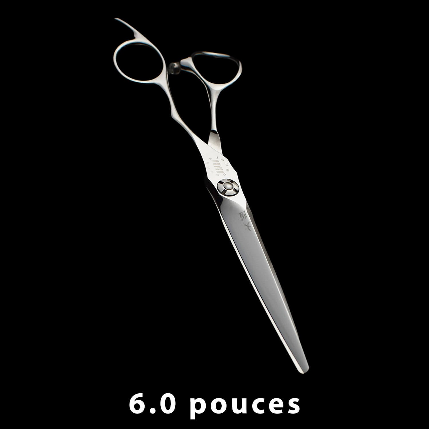 Ciseaux de coiffure OSAKA MT 6.0 pouces – lame droite équilibrée en acier poli, vis stylisée et manche ergonomique avec repose-doigt courbé