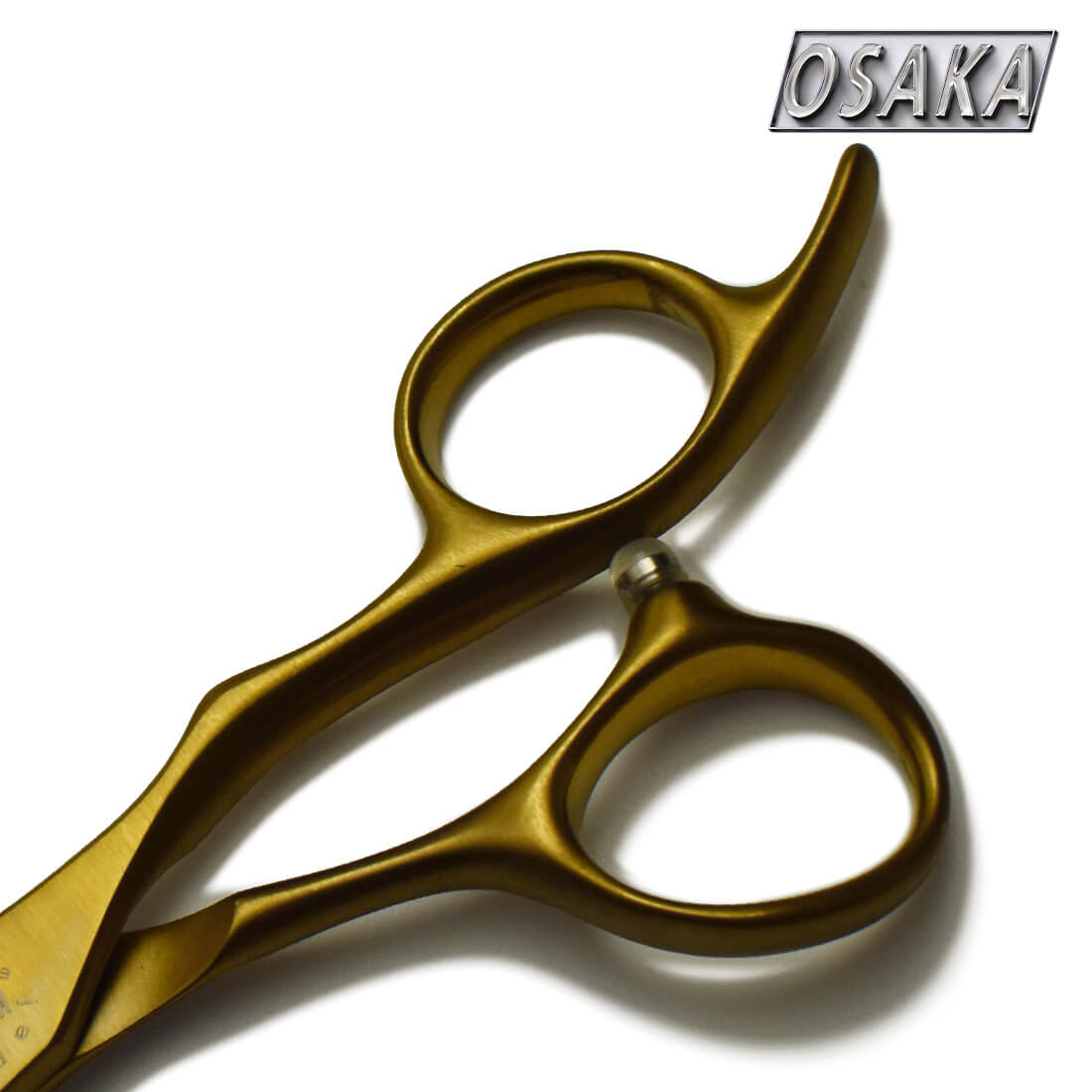 Gros plan sur le manche ergonomique des ciseaux OSAKA MT Gold – finition dorée satinée, anneaux classiques et repose-doigt incurvé