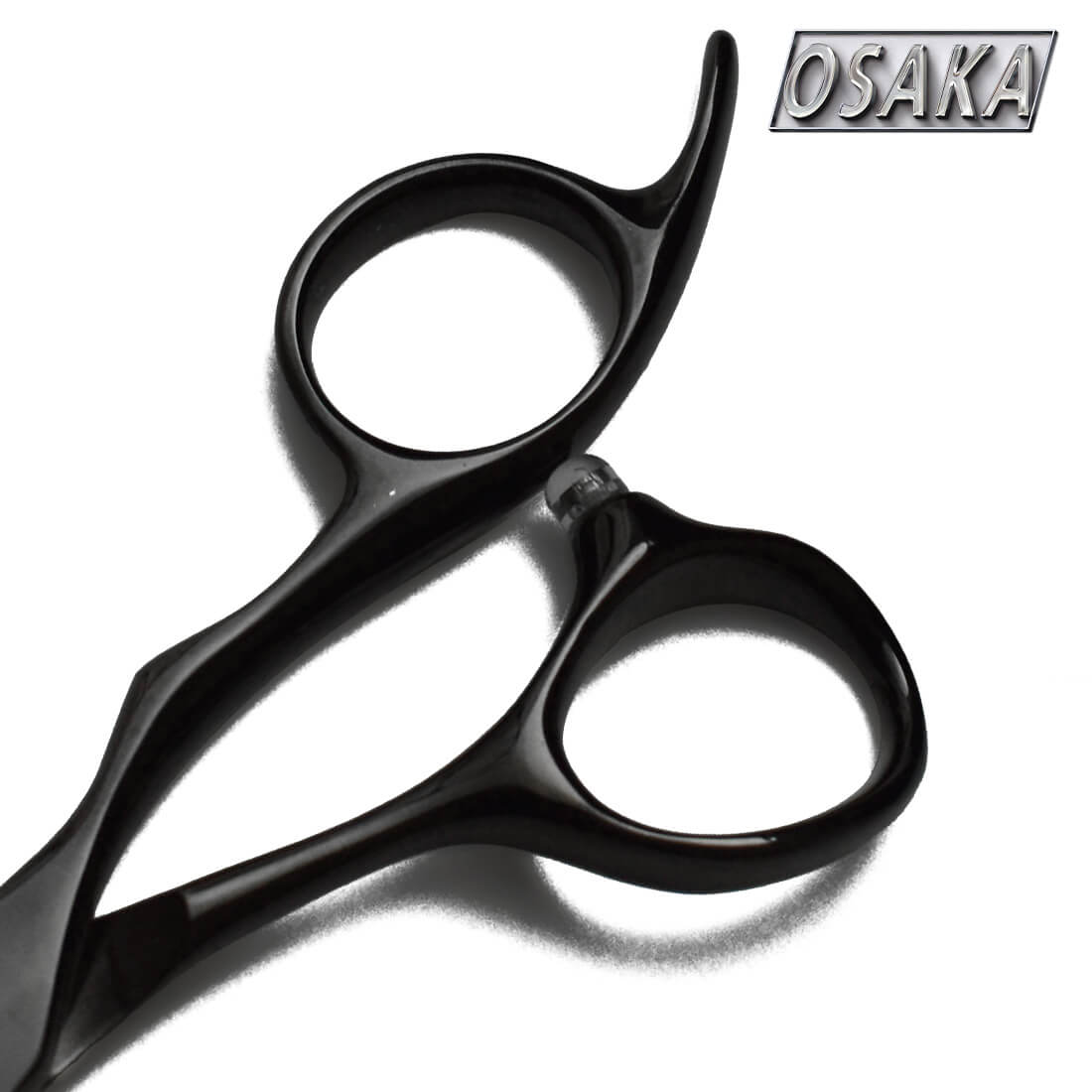 Gros plan sur le manche ergonomique des ciseaux OSAKA MT Noir – finition noire brillante, anneaux classiques et repose-doigt incurvé