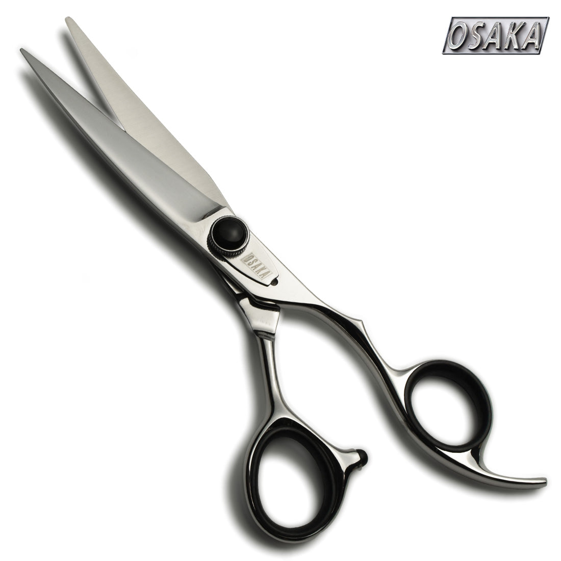 Ciseaux de coiffure OSAKA SAKANA, modèle droit avec lames larges et manche ergonomique noir, conçus pour une coupe puissante et un grand confort en salon.