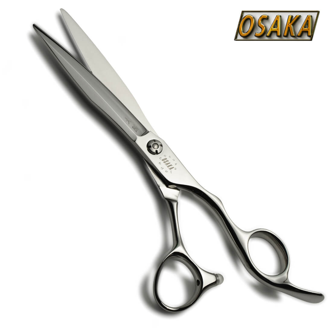 Une paire de ciseaux de coiffure Osaka Stylus neufs, brillants et en acier inoxydable, avec le logo Osaka en haut à droite.