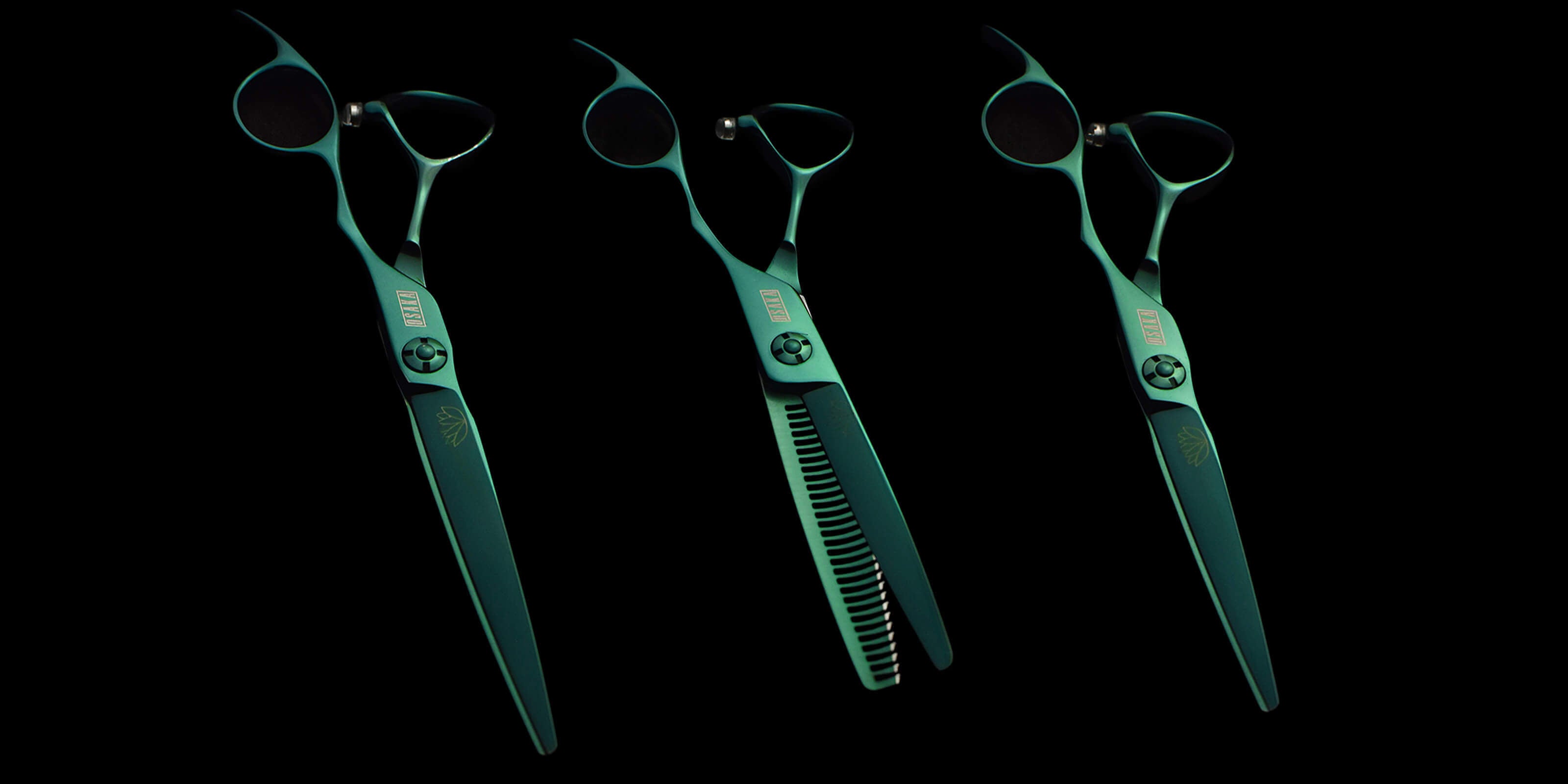 Photo des ciseaux de coiffure OSAKA SUIREN droits présentant les deux tailles disponibles : 5,8 et 6,3 pouces, finition verte élégante, pour visualiser les différences de longueur.
