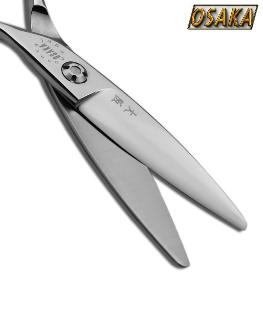 Ciseaux de coiffure OSAKA TOCHIGI – lame large et droite en acier japonais, vis plate noire et manche ergonomique avec repose-doigt incurvé pour le couper glisser et l'effilage