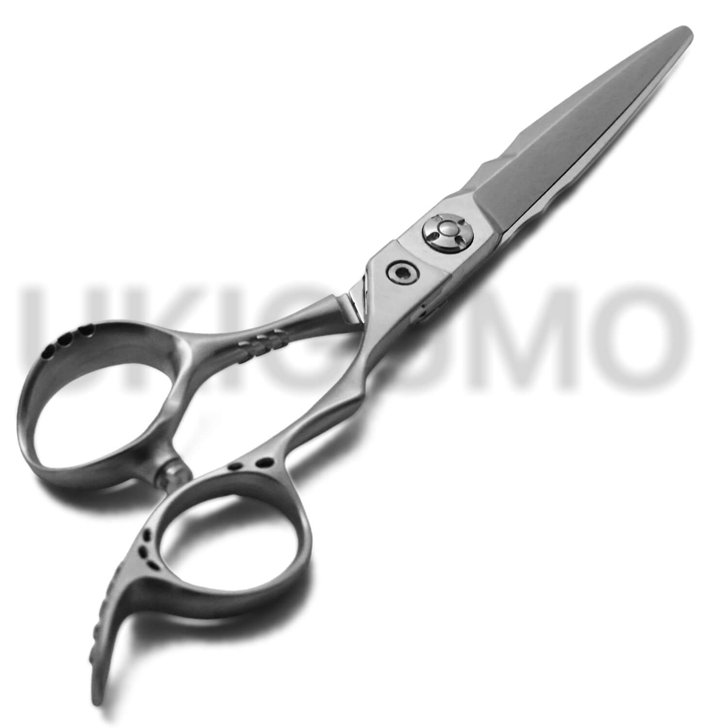 Paire de ciseaux de coiffure OSAKA Ukigumo, finition mate, au design ergonomique avec anneaux sculptés et lame large, conçue pour la coupe précise et le confort du coiffeur professionnel