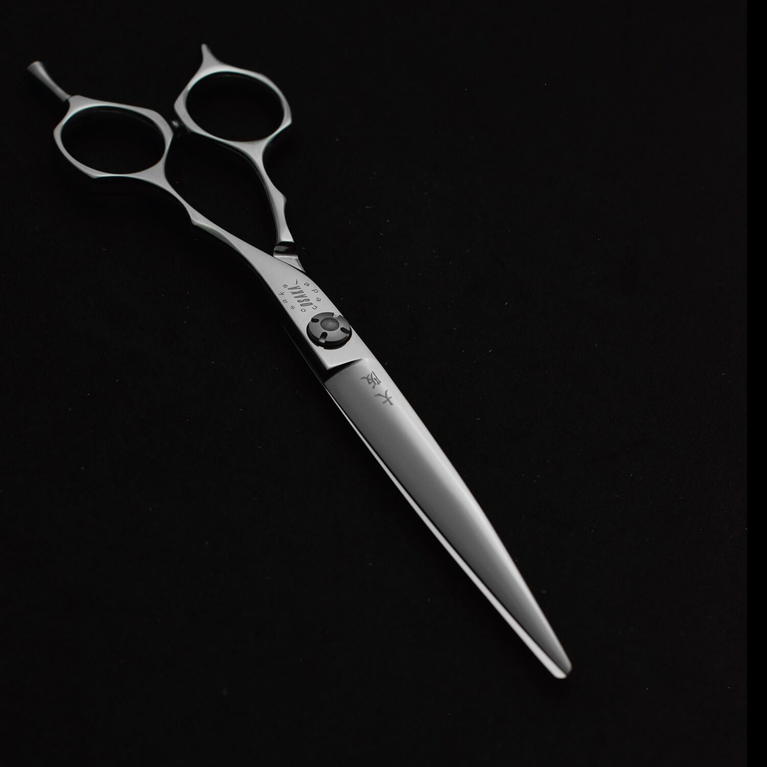 Ciseaux de coiffure OSAKA YH 6,5 pouces – lame droite allongée et manche symétrique, parfaits pour les coupes franches sur cheveux longs.