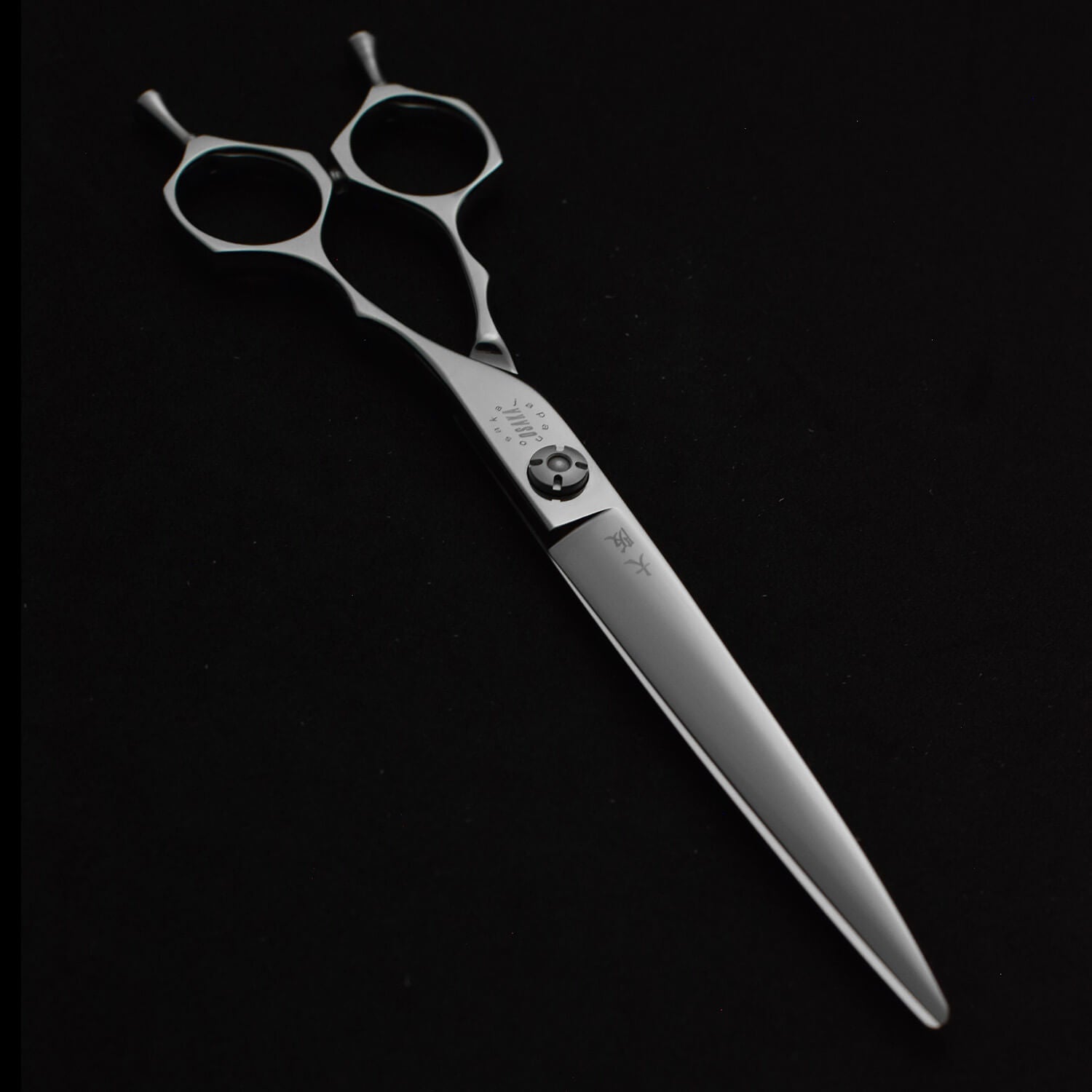 Ciseaux de coiffure OSAKA YH 7,0 pouces – grande longueur, lame droite et manche symétrique, adaptés à la coupe droite rapide et au travail sur larges sections.