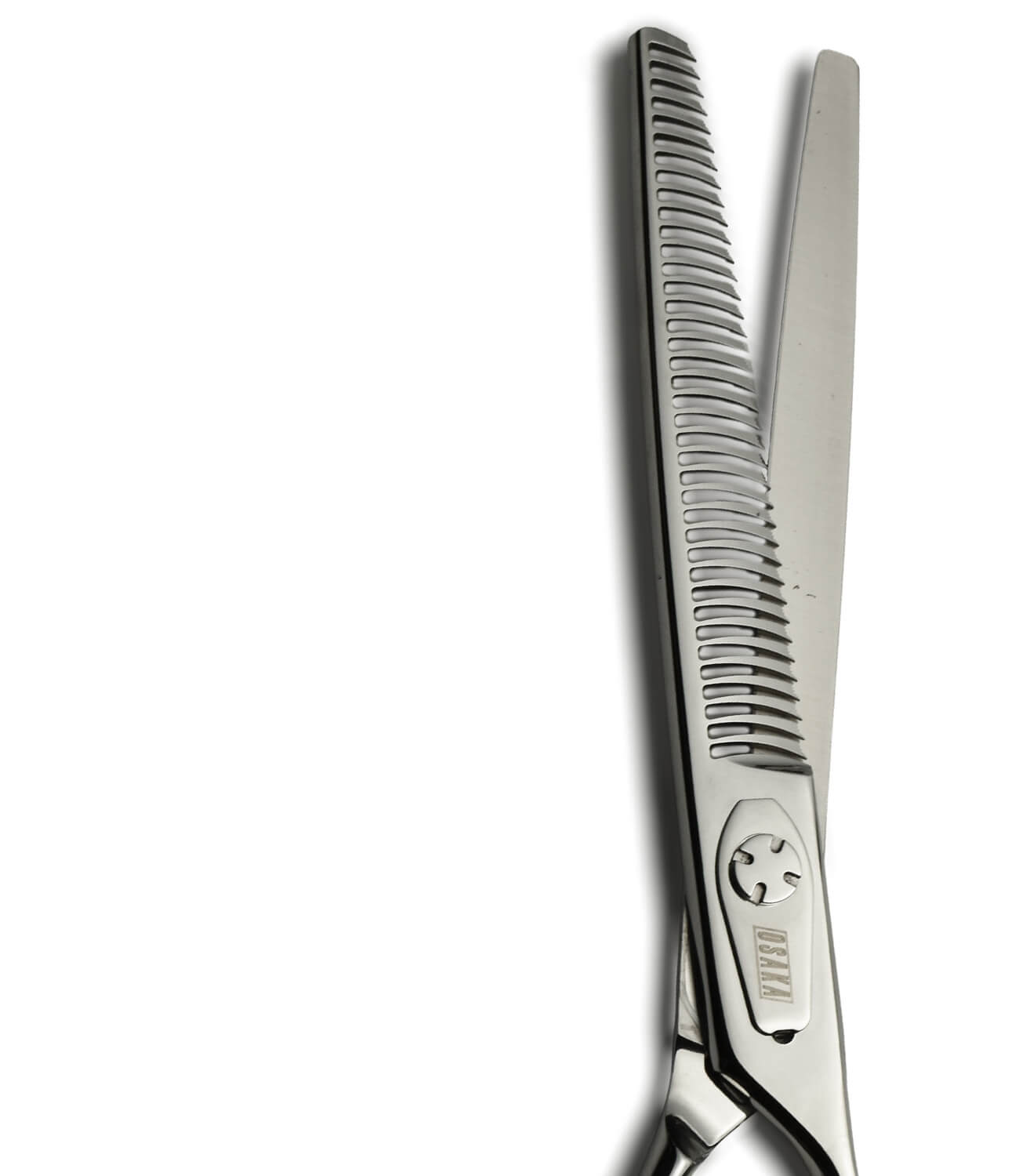 Gros plan sur les dents fines et régulières des ciseaux sculpteurs OSAKA YM383L, conçues pour effiler et texturiser les cheveux avec précision.