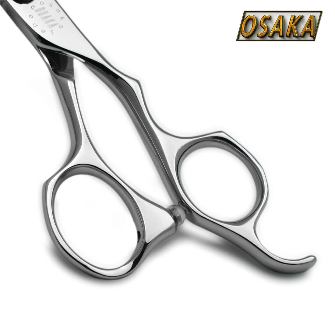 Une image en gros plan d'un manche de ciseaux de coiffure Osaka YMS en acier inoxydable, montrant les anneaux pour les doigts et le repose-doigt. Le logo "OSAKA" est visible en haut à droite.