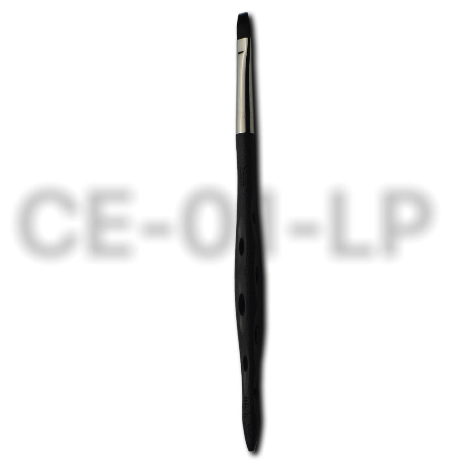 Pinceau de maquillage Y.S.PARK CE-01-LP avec manche noir perforé ergonomique et embout plat biseauté, conçu pour une application précise des textures crème ou poudre sur les yeux ou les lèvres.