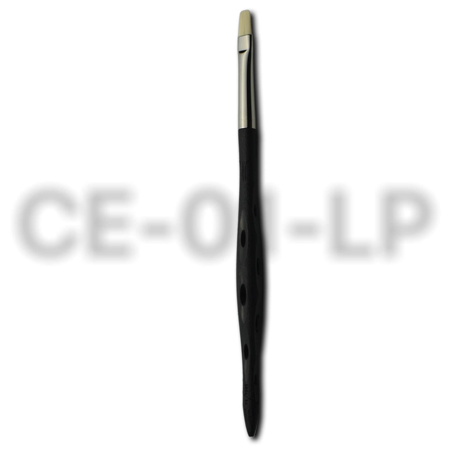 Pinceau de maquillage Y.S.PARK CE-01-LP avec manche noir perforé ergonomique et embout plat biseauté, conçu pour une application précise des textures crème ou poudre sur les yeux ou les lèvres.