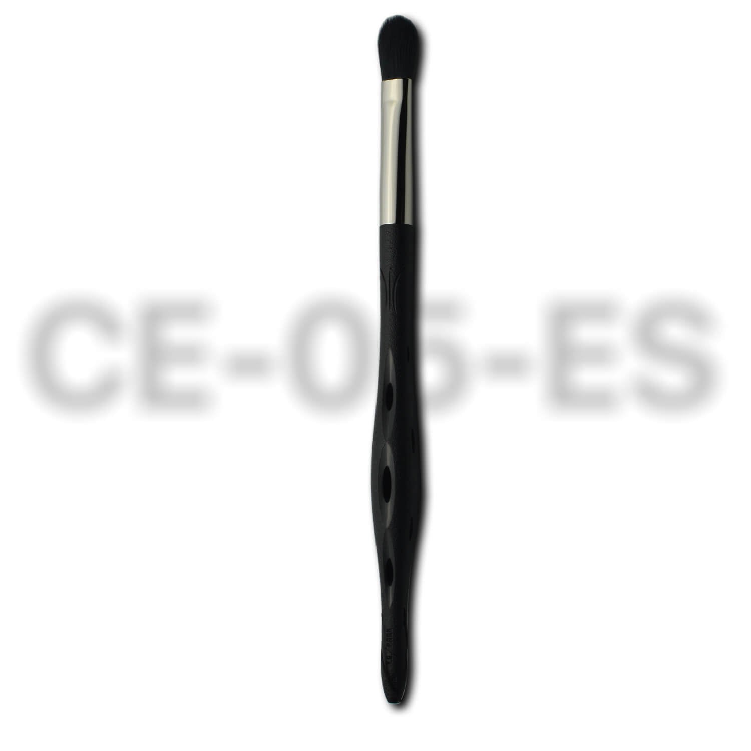 Pinceau de maquillage Y.S.PARK CE-05-ES avec manche noir perforé et tête ronde aux poils blancs, idéal pour estomper les ombres à paupières dans le creux de l’œil ou fondre les textures pour un fini doux et diffus.