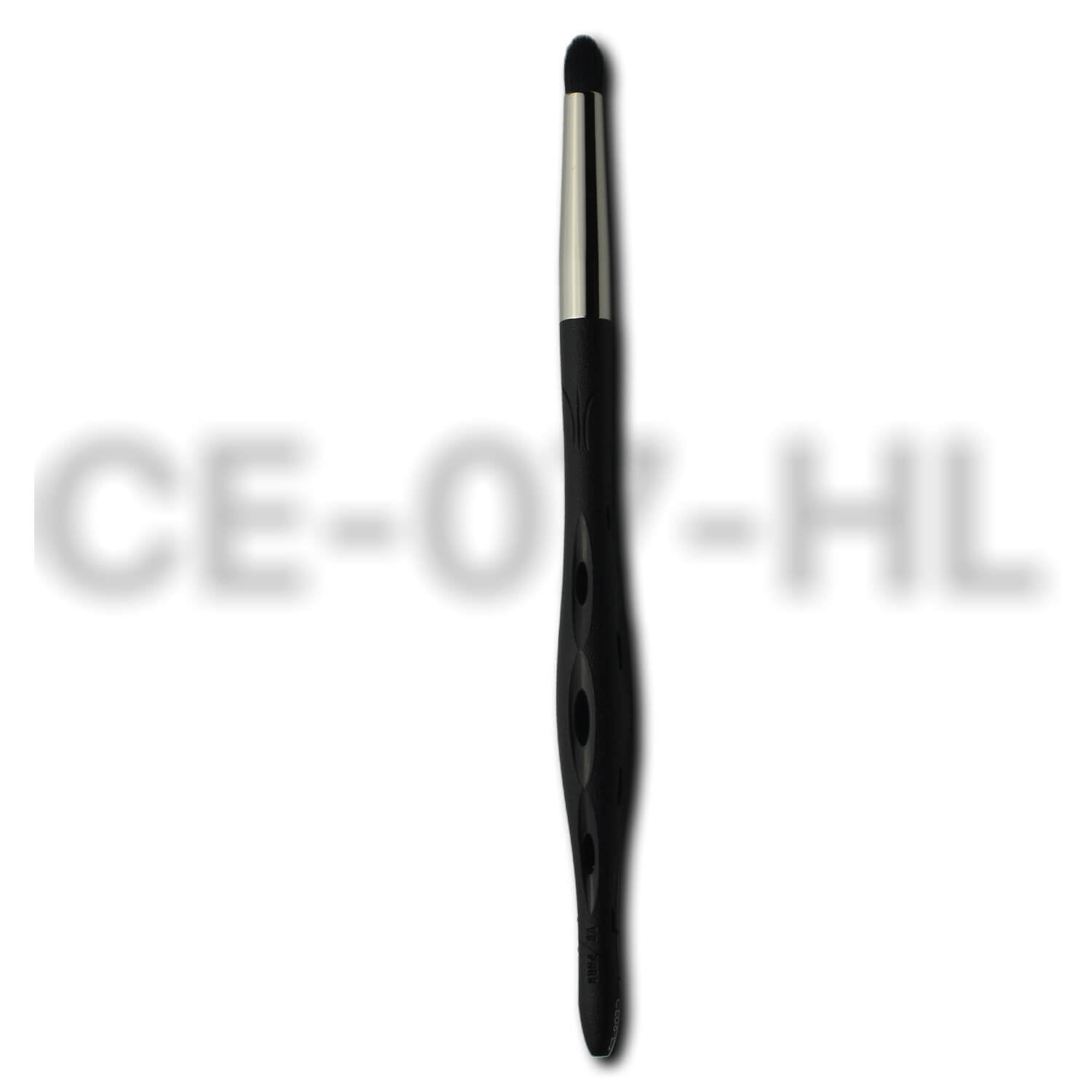 Pinceau de maquillage Y.S.PARK CE-06-ES avec manche ergonomique noir perforé et embout rond en poils blancs, idéal pour appliquer avec précision les ombres à paupières ou les touches de lumière dans les zones ciblées.