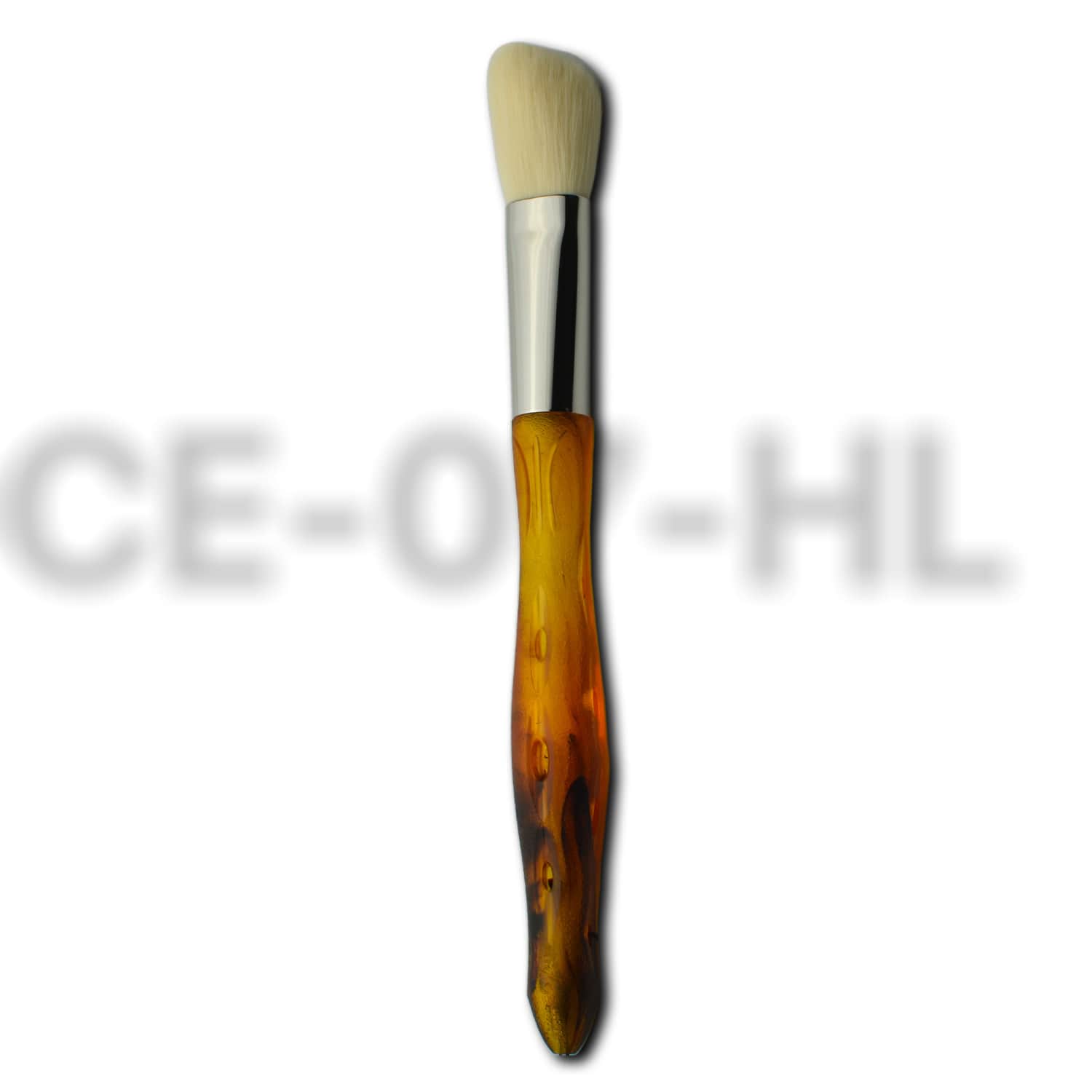 Pinceau de maquillage Y.S.PARK CE-07-HL avec manche ergonomique noir et tête biseautée en poils noirs, conçu pour l'application précise du blush, du contouring ou de l'highlighter.