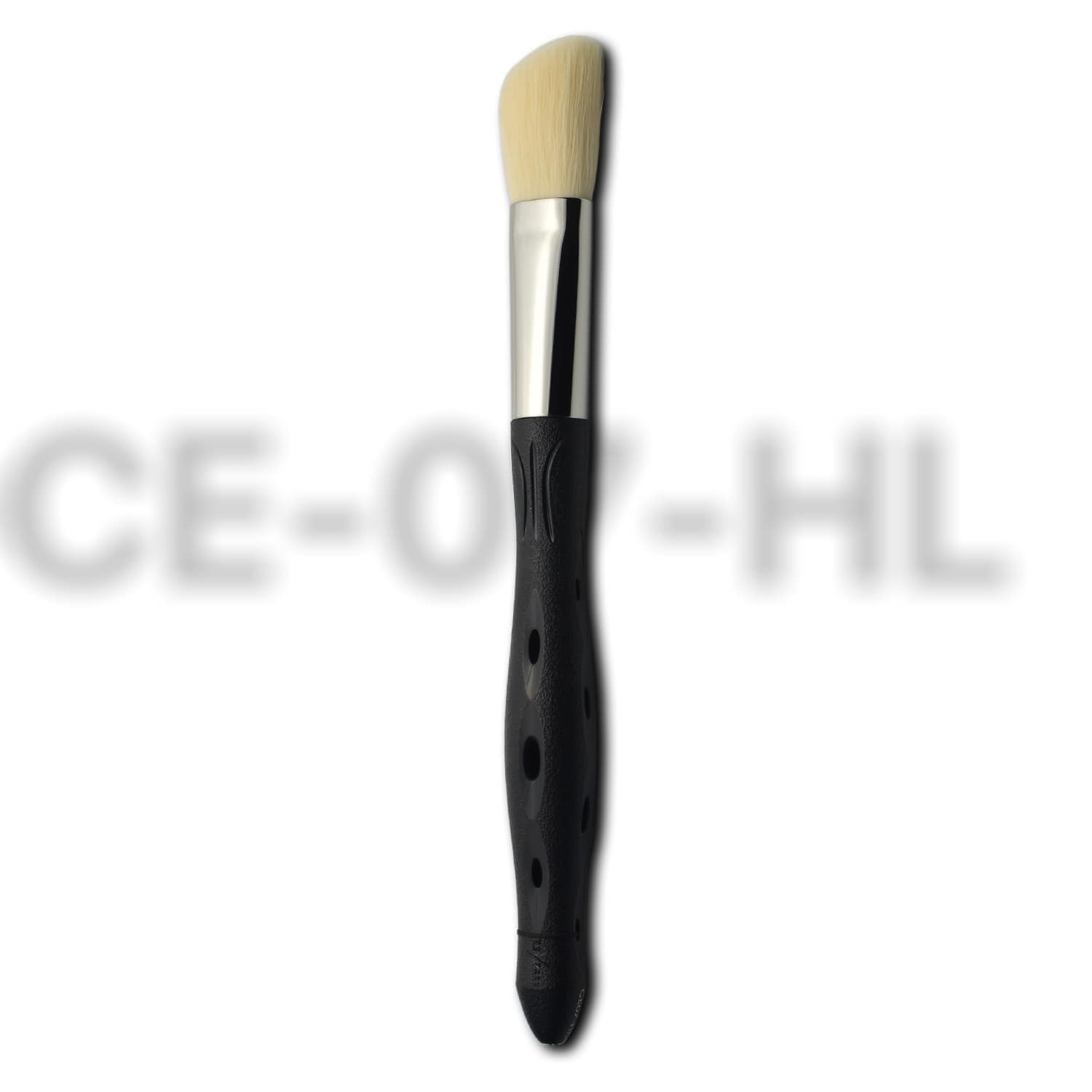 Pinceau de maquillage Y.S.PARK CE-07-HL avec manche ergonomique noir et tête biseautée en poils noirs, conçu pour l'application précise du blush, du contouring ou de l'highlighter.