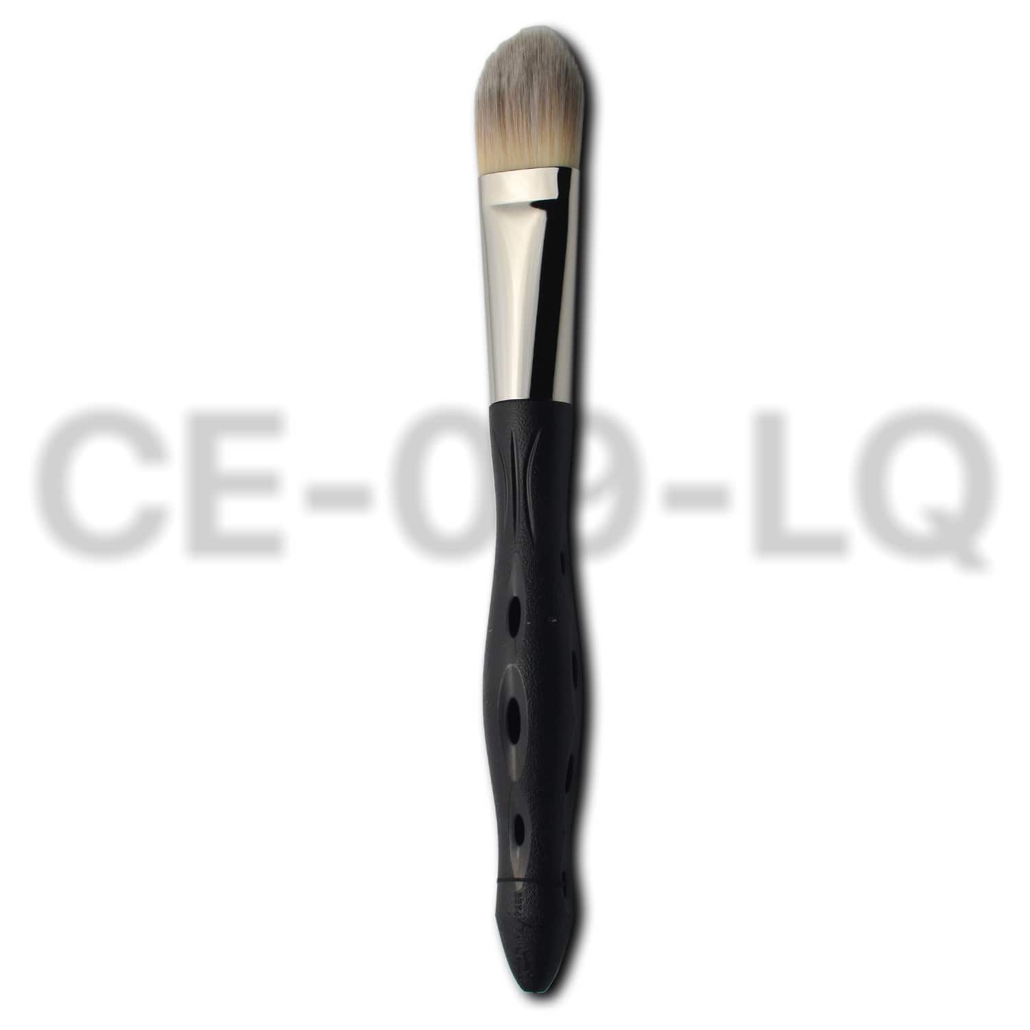 Pinceau de maquillage Y.S.PARK CE-09-LQ avec manche ergonomique noir perforé et tête plate en poils noirs, conçu pour l’application uniforme du fond de teint liquide ou des textures crème.