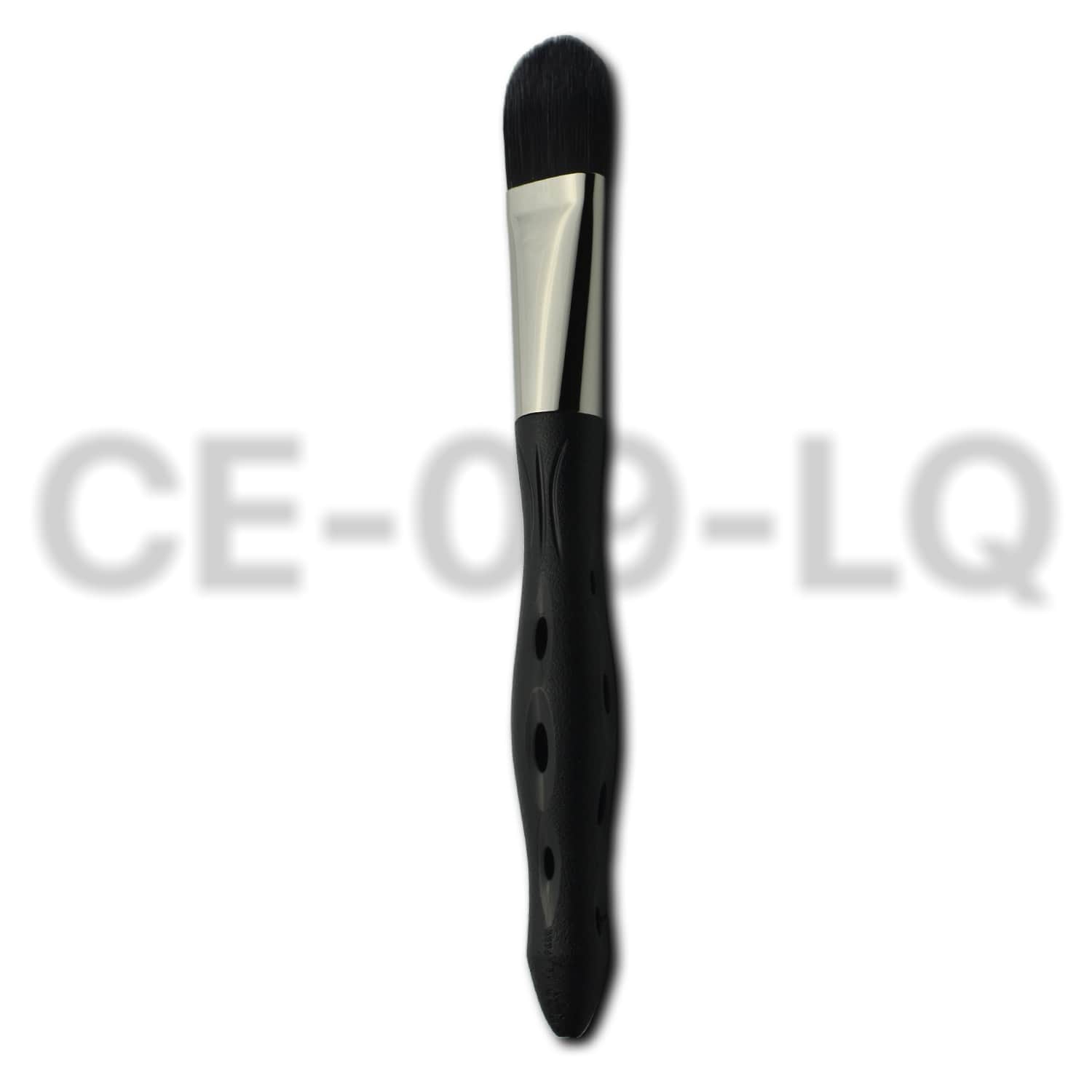 Pinceau de maquillage Y.S.PARK CE-09-LQ avec manche ergonomique noir perforé et tête plate en poils noirs, conçu pour l’application uniforme du fond de teint liquide ou des textures crème.