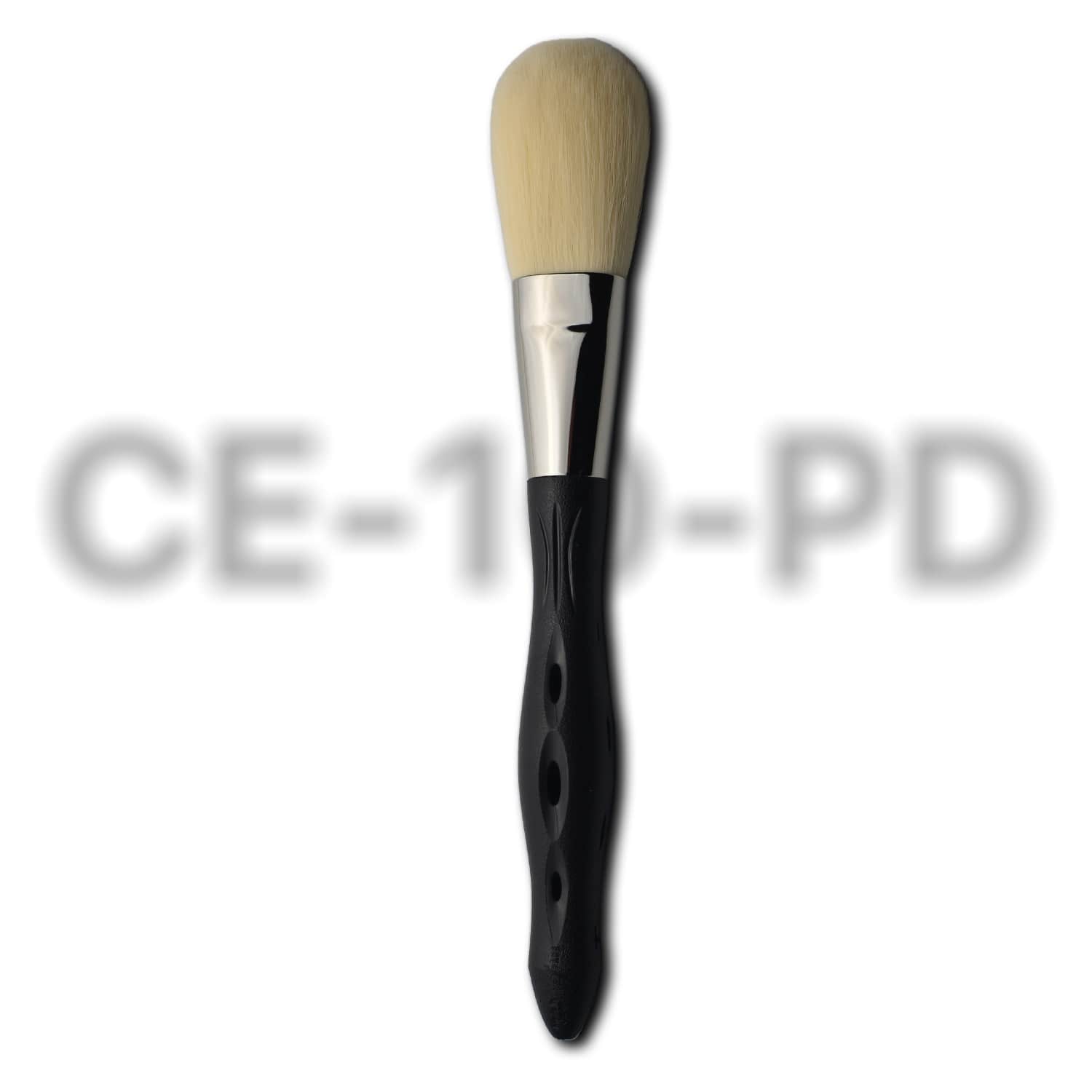Pinceau de maquillage Y.S.PARK CE-10-PD avec poils noirs souples et arrondis, manche ergonomique perforé noir, idéal pour l’application de poudre libre ou compacte avec précision et légèreté.