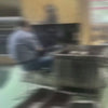 Vidéo démontrant l’utilisation des ciseaux sculpteurs OSAKA 1010D, avec leurs larges dents creusées, pour un effilage précis et une texturisation maîtrisée en salon de coiffure professionnel.