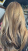 Vidéo de réalisation d’un ponytail plaqué sur une femme, utilisant les outils Y.S.PARK tels que la brosse YS-651 pour lisser les mèches, le peigne à queue YS-102 pour tracer la raie et le peigne YS-150 pour créer du volume à la racine, avec une finition nette et professionnelle.