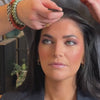 Vidéo de réalisation d’une coiffure wet hair sur cheveux lisses à l’aide des outils Y.S.PARK, incluant peigne à queue pour la raie centrale, brosse pour plaquer les mèches, et finition brillante pour un effet mouillé structuré et élégant.