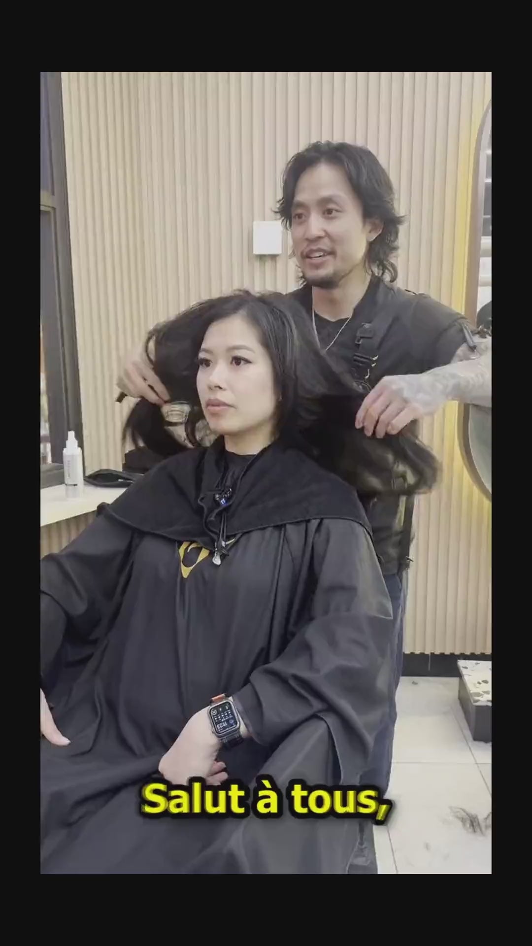 Vidéo de démonstration des ciseaux osaka dans un contexte de coupe avec Rich Tran utilisant ses ciseaux sur sa soeur 