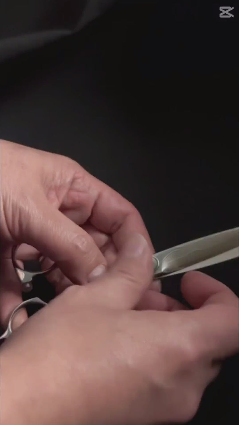 vidéo de réalisation d'un affûtage de ciseaux de coiffure par osaka, les étapes montrent un savoir faire japonais. 