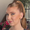 Vidéo de réalisation d’un ponytail plaqué sur une femme, utilisant les outils Y.S.PARK tels que la brosse YS-651 pour lisser les mèches, le peigne à queue YS-102 pour tracer la raie et le peigne YS-150 pour créer du volume à la racine, avec une finition nette et professionnelle.