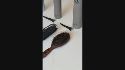 Vidéo de présentation et d’utilisation des peignes de coupe Y.S.PARK en kit, illustrant les fonctions spécifiques de chaque modèle pour la coupe, les séparations, le crêpage et les finitions, dans un contexte professionnel en salon.