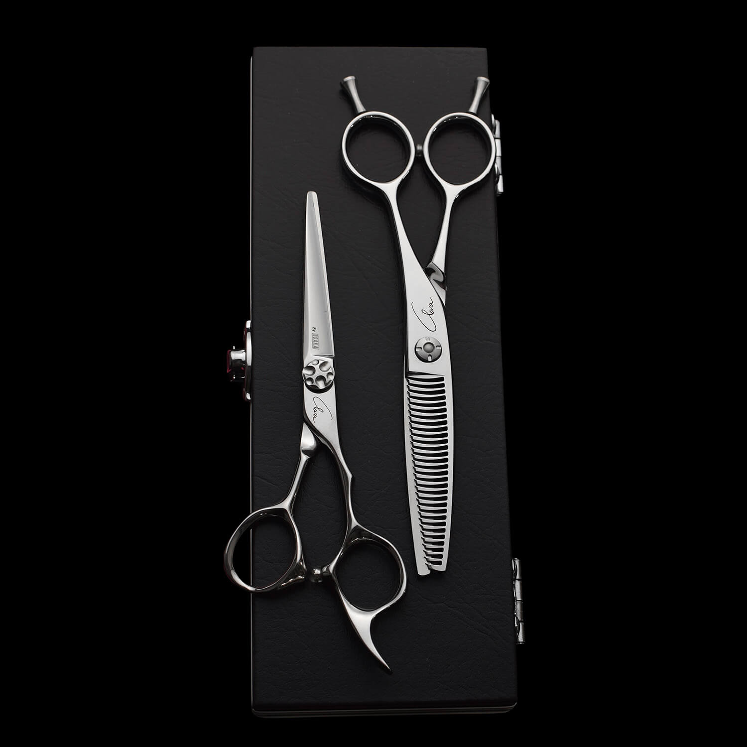 pack de ciseaux clarahair by osaka avec 2 paires de ciseaux et une boite en alu